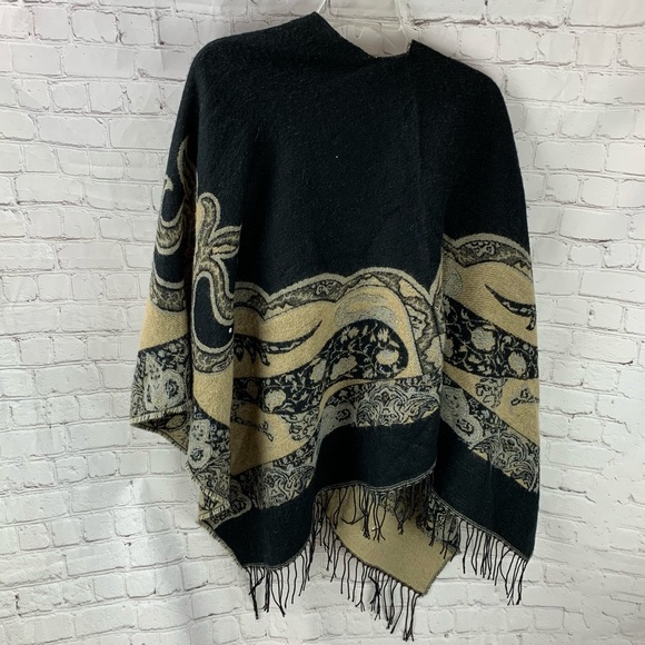 BCBG Poncho Wrap Sweater One Size - Picture 5 of 8